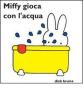 Miffy gioca con l'acqua